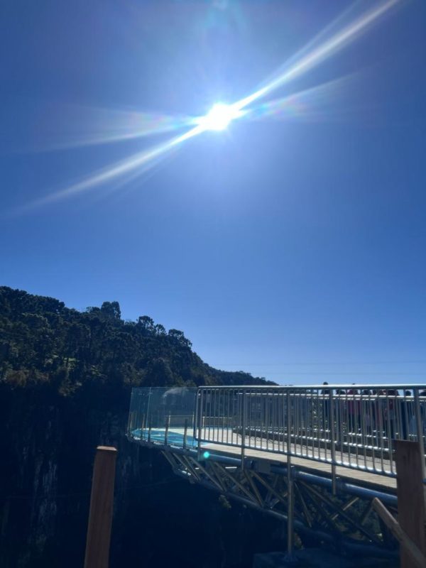Na imagem aparece a passarela de vidro