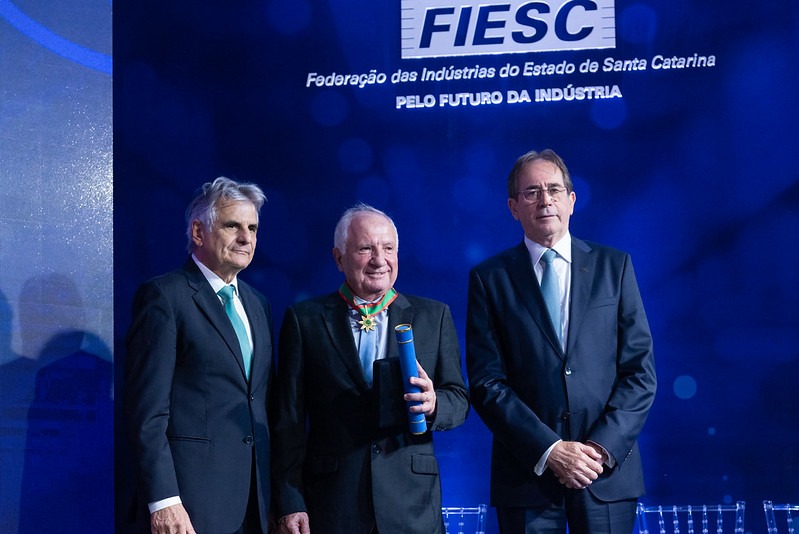 Antônio Deoclesio Pavei (centro) recebeu a Medalha de Mérito Industrial na sede da FIESC nesta sexta-feira (24). &#8211; Foto: Divulgação