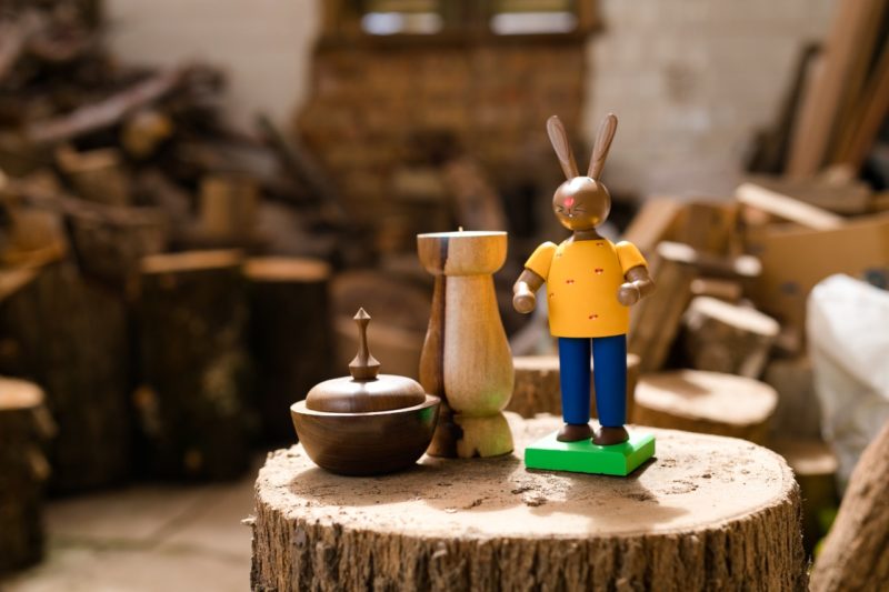 Na imagem aparecem objetos feitos em madeira na única escola de tornearia do Brasil, que fica em Pomerode