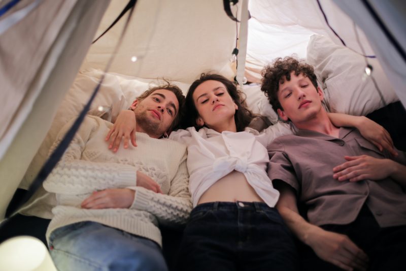 O relacionamento poliamoroso &eacute; uma forma de conjugalidade na qual ser um casal envolve mais de duas pessoas, que se envolvem afetiva e/ou sexualmente ao mesmo tempo – Foto: Pexels/Divulga&ccedil;&atilde;o/ND