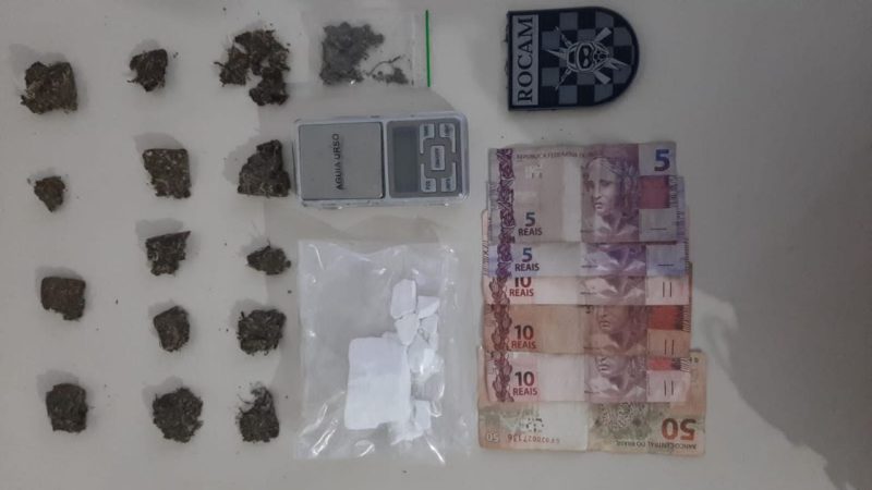 PM flagra menino entregando coca&iacute;na e descobre mais drogas em Chapec&oacute; – Foto: PM/ND
