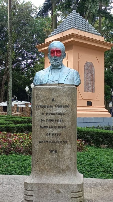 Bustos foram pichados com tinta vermelha – Foto: Divulga&ccedil;&atilde;o/ND