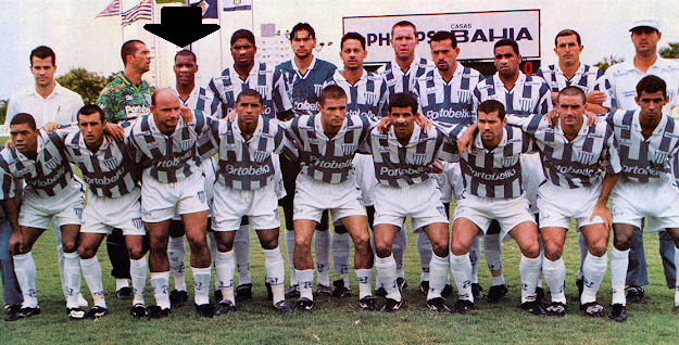 Na conquista do Brasileiro da S&eacute;rie C de 1998, Lu&iacute;s Fernando – apontado com a seta na foto – era titular absoluto. – Foto: Acervo Placar/ND