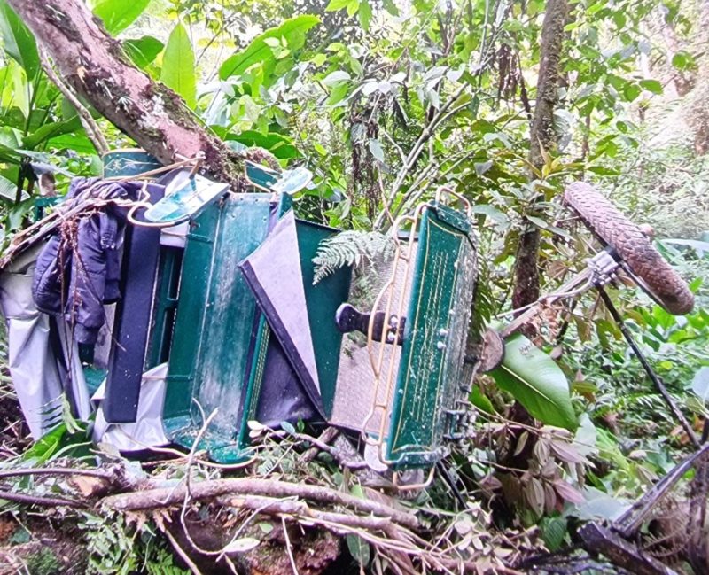 Carro&ccedil;a caiu de ribanceira com um homem dentro em Nova Trento – Foto: PM/Divulga&ccedil;&atilde;o/ND