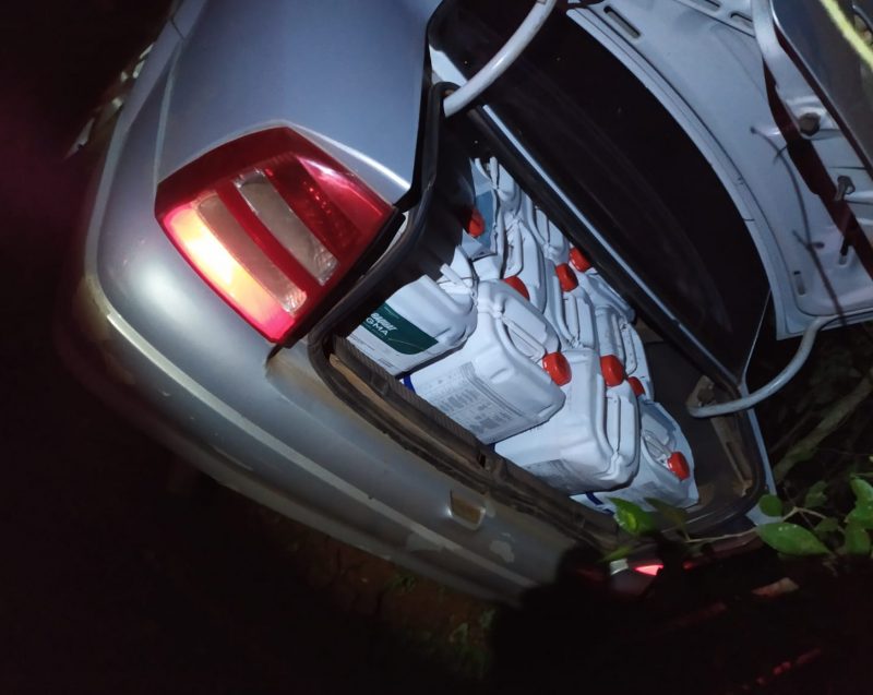 porta-malas cheio de galões de agrotóxicos