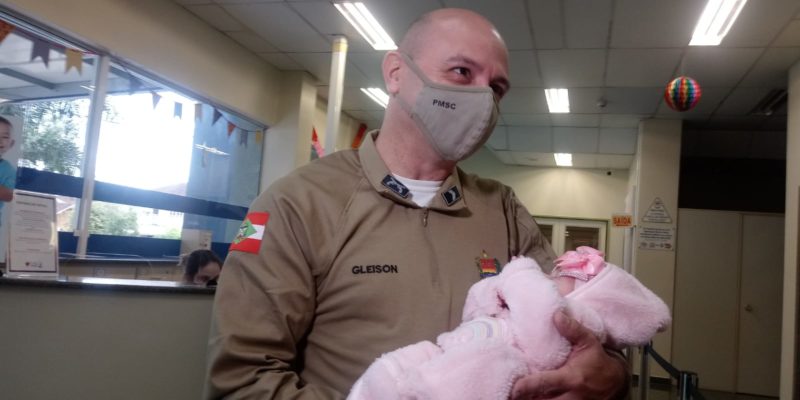 Gleison Vieira, policial militar que participou do salvamento da beb&ecirc;. – Foto: Andr&eacute; Pereira/NDTV Record Joinville