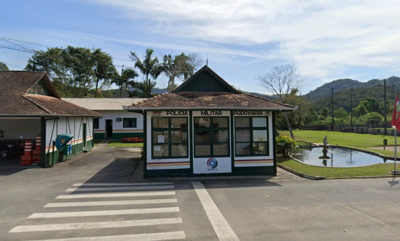 &Ocirc;nibus parou no Posto da Pol&iacute;cia Militar Rodovi&aacute;ria em Blumenau – Foto: Reprodu&ccedil;&atilde;o/ND