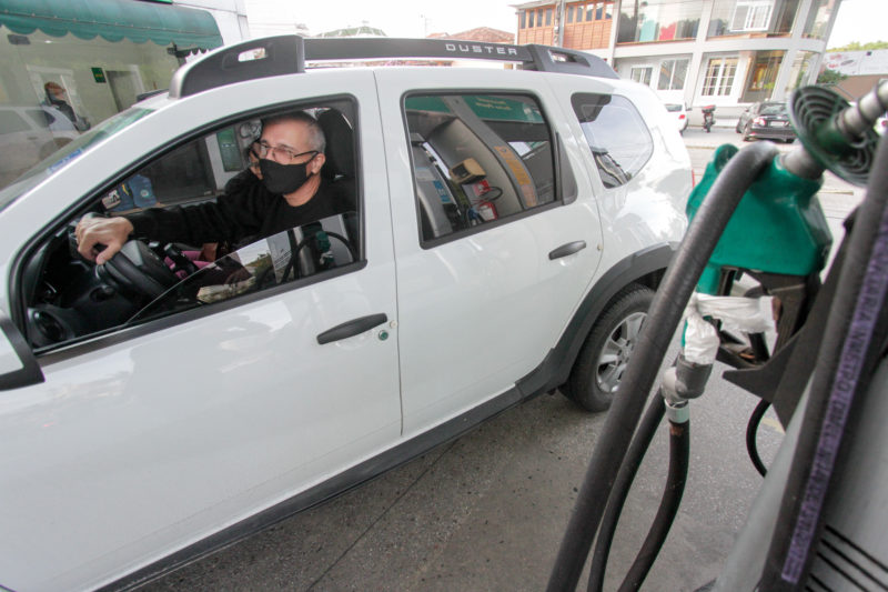 Alexandre Azevedo lamentou que alguns postos ainda n&atilde;o tenham reduzido o pre&ccedil;o – Foto: Leo Munhoz/ND