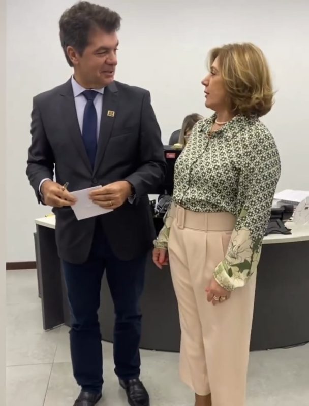 Clésio Salvaro dá a posse a vereadora Roseli Delucca Pizzolo como prefeita interina, mas de acordo com a cena a caneta ele não larga. Foto: Rede Social/Reprodução/ND.