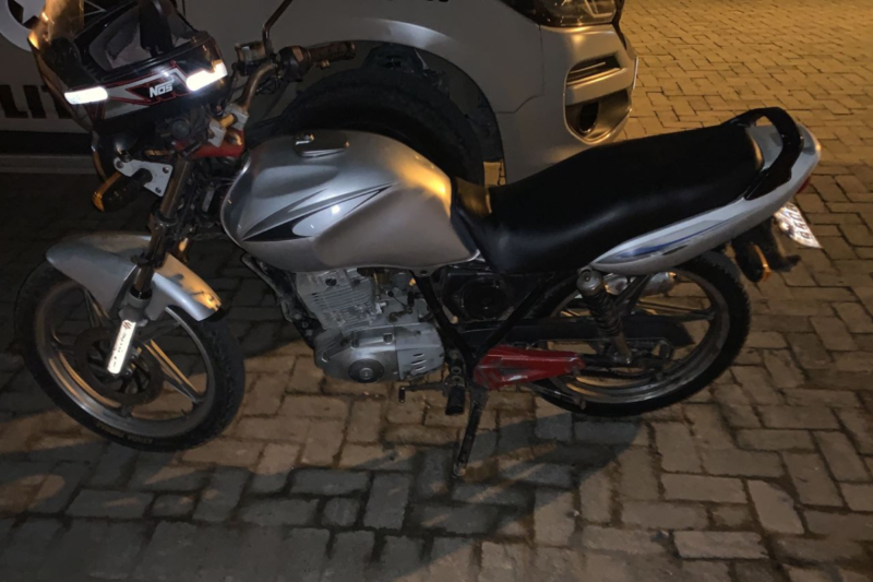 Dupla cometia os assaltos em uma moto prata e de capacete rosa – Foto: PM/Divulga&ccedil;&atilde;o/ND