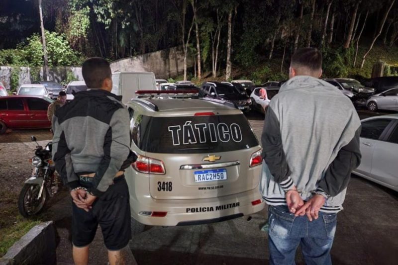 Segundo a PM, a dupla &eacute; suspeita de realizar v&aacute;rios assaltos – Foto: PM/Divulga&ccedil;&atilde;o/ND