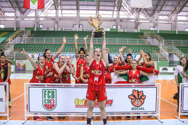 No Feminino a equipe de Santa Catarina ficou com o título no Campeonato Brasileiro de Seleções sub-18 –  Foto: divulgação FCB
