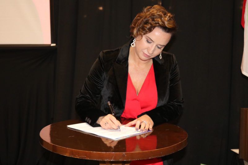 The new president of the BC Convention signs the investment term – Photo: Andrea Artigas/Like Comunicação