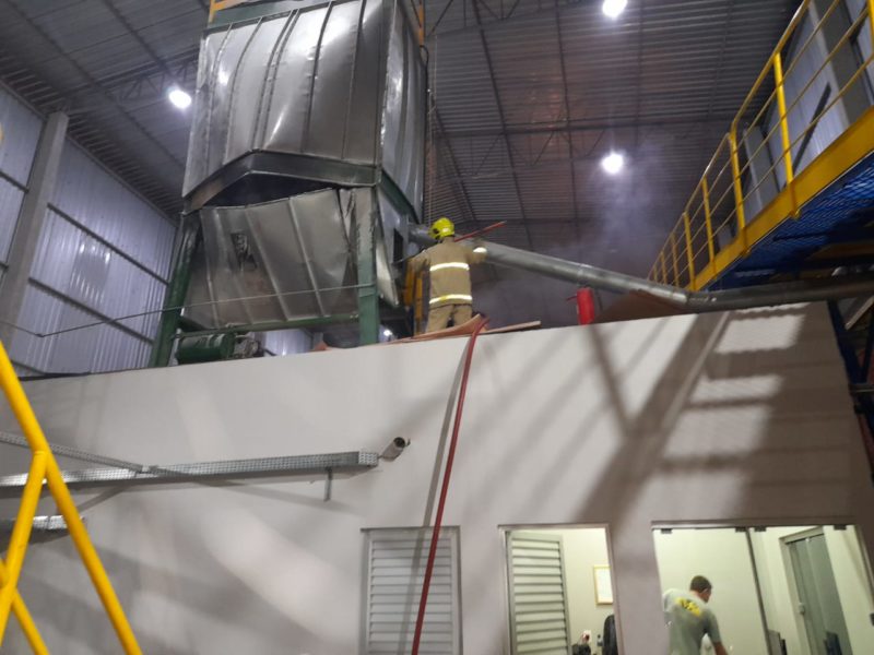 Explos&atilde;o em empresa de madeira mobilizou bombeiros no Alto Vale. – Foto: Bombeiros Volunt&aacute;rios de Presidente Get&uacute;lio/ND
