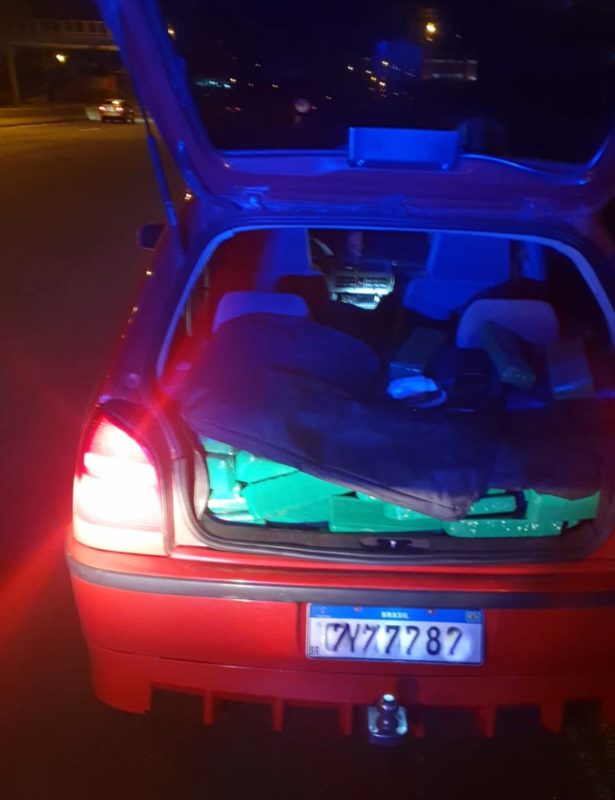 A droga estava no porta-malas e no banco traseiro carro – Foto: PRF/Reprodu&ccedil;&atilde;o/ND