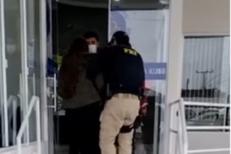 Policiais escoltaram o carro que a gestante estava por cerca de 20 Km – Foto: PRF/Divulga&ccedil;&atilde;o/ND