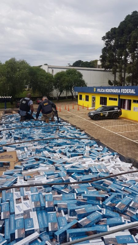 Caminh&atilde;o tinha 400 mil ma&ccedil;os de cigarro contrabandeado. – Foto: PRF/Divulga&ccedil;&atilde;o/ND