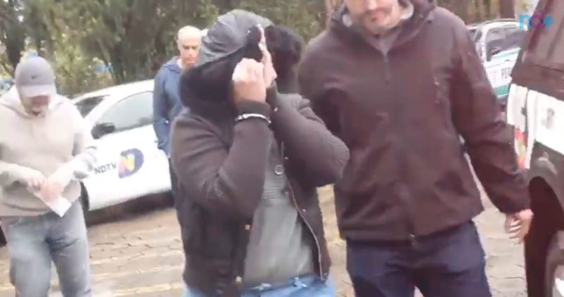 Momento da pris&atilde;o da suspeita – Foto: Daniela Meller/NDTV