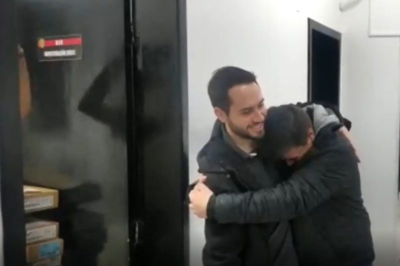 Propriet&aacute;rio da loja se emocionou ao encontrar equipe que investigou o caso – Foto: PC/Divulga&ccedil;&atilde;o