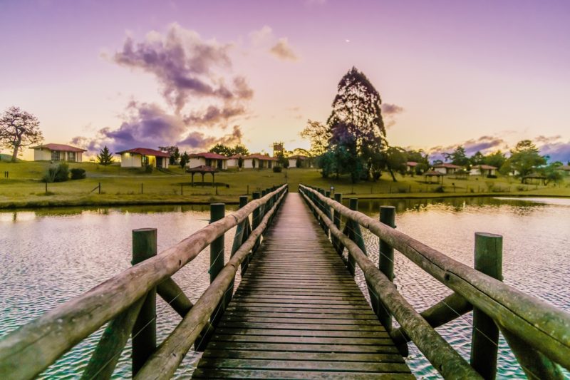 A Pousada conta com 145 leitos distribu&iacute;dos em 20 apartamentos triplos e 43 chal&eacute;s – Foto: Divulga&ccedil;&atilde;o