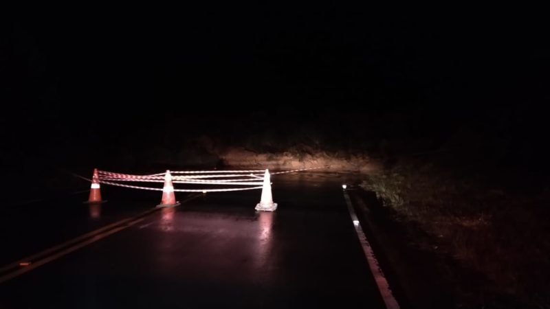 A barreira caiu em Vacas Gordas, Urubici &mdash; Foto: PMRv/Divulga&ccedil;&atilde;o/ND