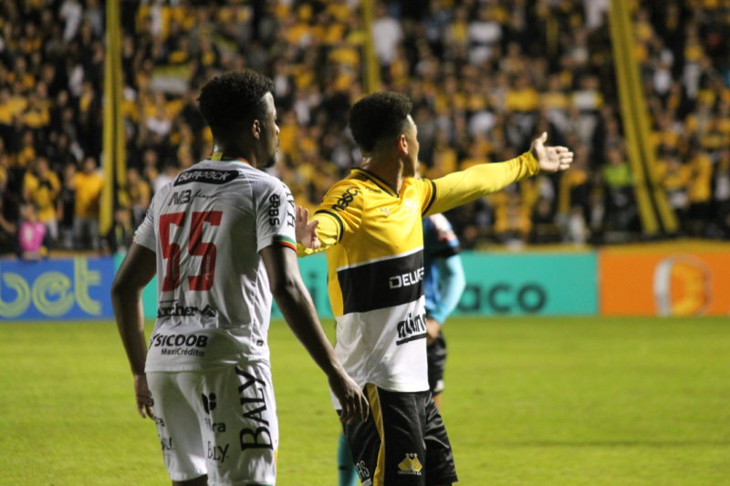 Atacante Rafael Bilu gesticula e reclama durante o jogo diante do Brusque. – Foto: Celso da Luz – Assessoria do Crici&uacute;ma