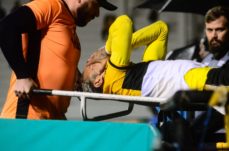 Rafael Bilu deixa o campo ap&oacute;s sentir les&atilde;o no joelho em jogo diante do Brusque. – Foto: Foto: Cleiton Ramos