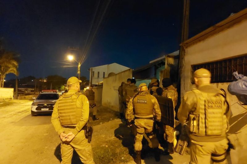 Foram mais de tr&ecirc;s horas de negocia&ccedil;&atilde;o entre o homem e a pol&iacute;cia – Foto: PM/Divulga&ccedil;&atilde;o
