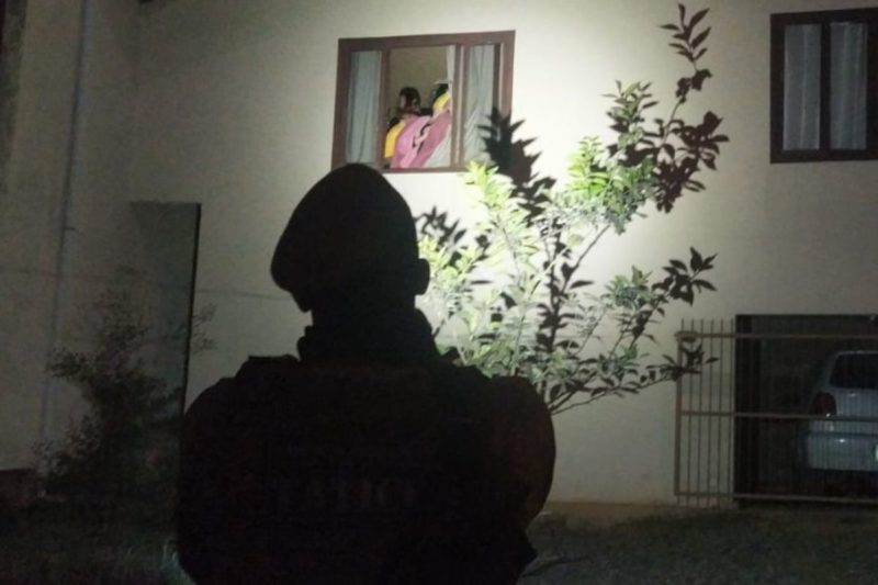 O ex-companheiro da v&iacute;tima havia deixado o pres&iacute;dio poucas horas antes – Foto: PM/Divulga&ccedil;&atilde;o