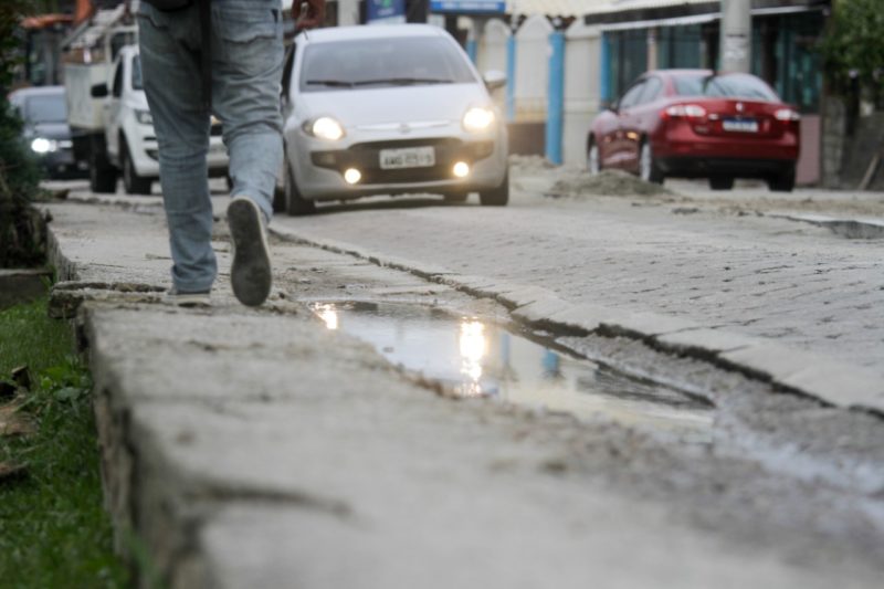 Atraso nas obras dificulta a circula&ccedil;&atilde;o de ve&iacute;culos e pedestres – Foto: Leo Munhoz/ND