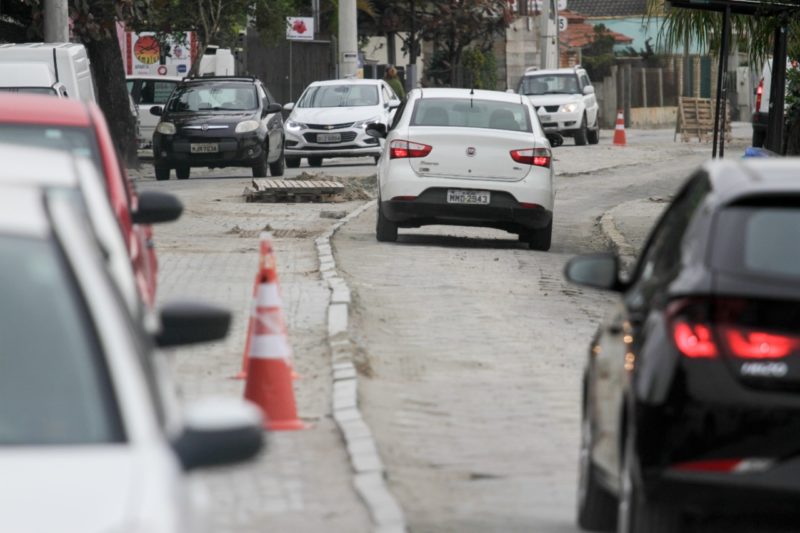 Obra atrasada na avenida das Rendeiras gera transtornos em Florian&oacute;polis – Foto: Leo Munhoz/ND