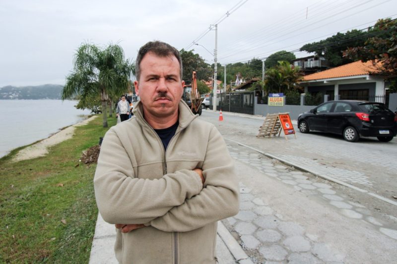 Morador Cristiano Jardim reclamam da defici&ecirc;ncia da drenagem no local – Foto: Leo Munhoz/ND