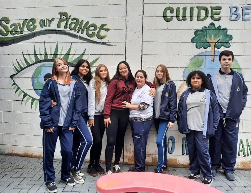 Alunos contam detalhes da hist&oacute;ria da Escola Oswaldo Cabral, em Joinville – Foto: Soraya Rachel Pereira