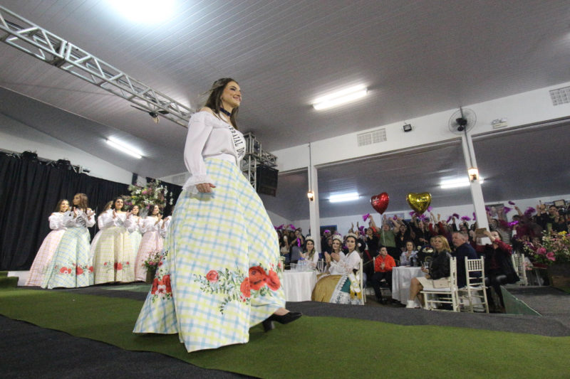 Escolha da realeza aconteceu neste s&aacute;bado (4) – Foto: Marcos Porto/Prefeitura de Itaja&iacute;/Divulga&ccedil;&atilde;o/ND