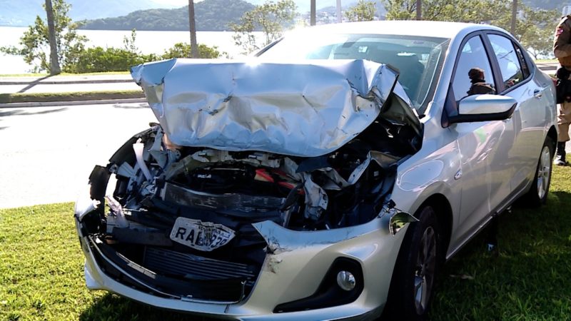 Acidente de tr&acirc;nsito envolveu tr&ecirc;s carros e vazamento de &oacute;leo na pista – Foto: NDTV/Reprodu&ccedil;&atilde;o/ND