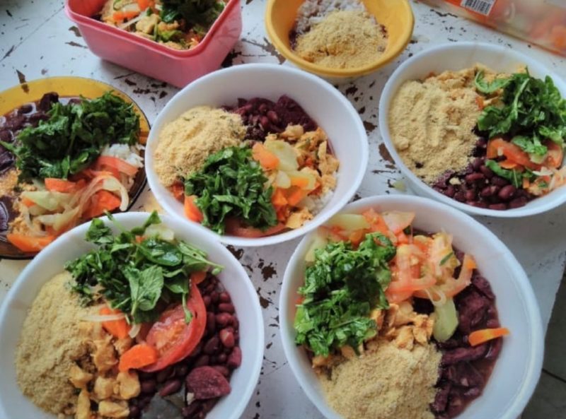 Produ&ccedil;&atilde;o de marmitas na Revolu&ccedil;&atilde;o dos Baldinhos – Foto: Reprodu&ccedil;&atilde;o/ Instagram Revolu&ccedil;&atilde;o dos Baldinhos