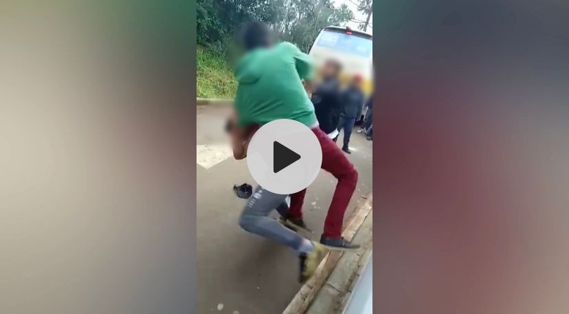 VÍdeo Garoto é Brutalmente Agredido Com Pauladas Na Saída De Escola Em Sc 