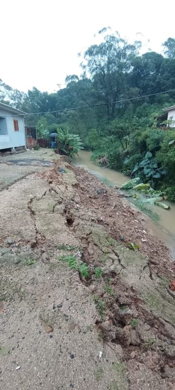 A água do rio avançou ao terreno de residência oferecendo perigo à estrutura da casa. &#8211; Foto: Ester Leopoldo