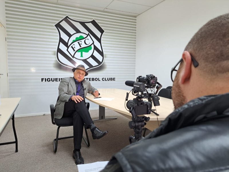 Miniss&eacute;rie “Preto no Branco – Momento Figueirense”, trouxe entrevistas com pessoas que est&atilde;o trabalhando na reestrutura&ccedil;&atilde;o do Clube Alvinegro. O presidente da SAF Paulo Prisco Para&iacute;so participou do quinto epis&oacute;dio – Foto: roberto gatti