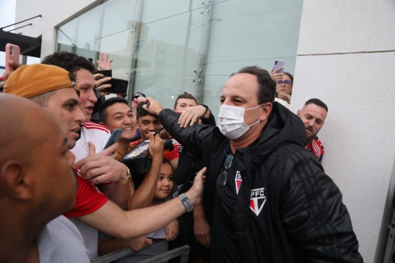 Rog&eacute;rio cumprimenta pai e filho na sa&iacute;da de hotel em S&atilde;o Jos&eacute; – Foto: Rubens Chiri/SPFC/Divulga&ccedil;&atilde;o/ND