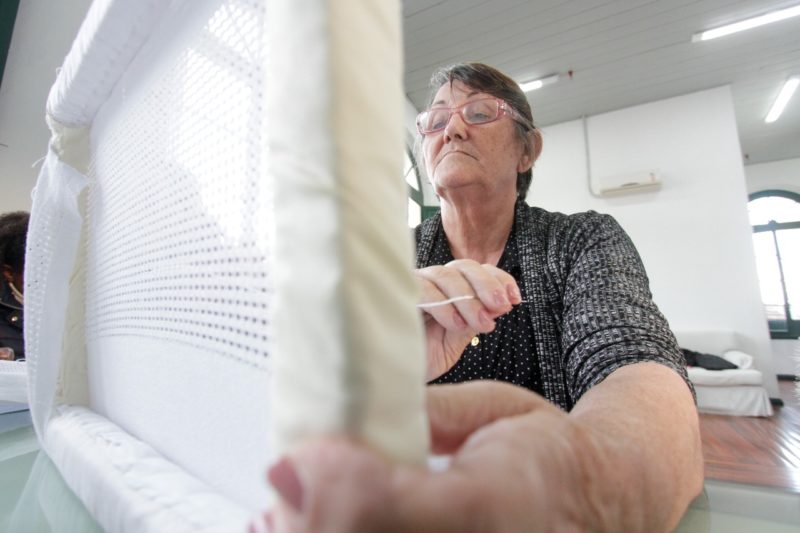 Rute aprendeu o crivo com a m&atilde;e, aos sete anos de idade – Foto: Leo Munhoz/ND