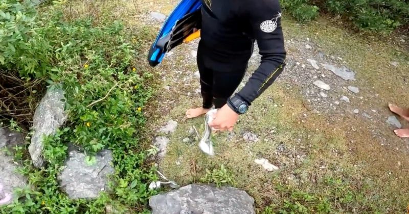 No meio do “Cafofo da Chumba&ccedil;&atilde;o”, um par de sapatos salto alto – Foto: Reprodu&ccedil;&atilde;o