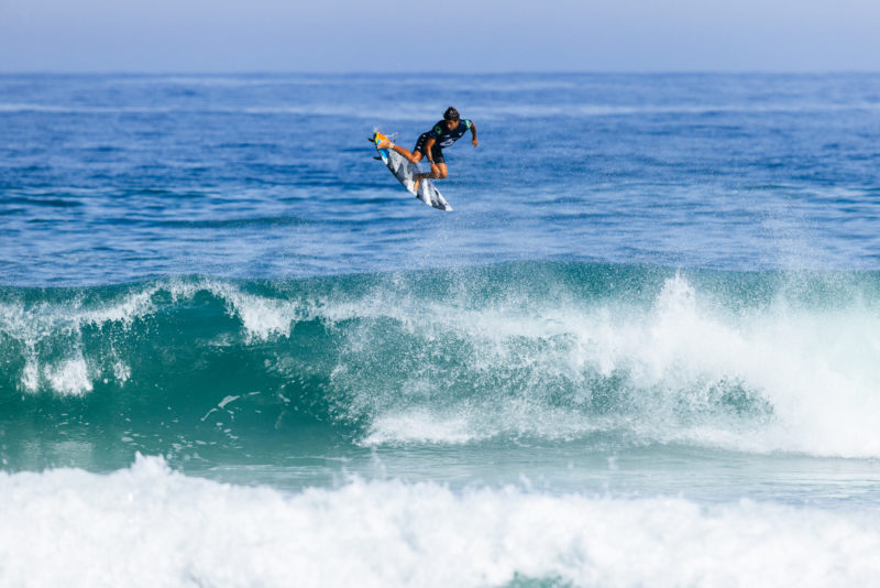 5,4,3,2,1…Decolando Samuel Pupo direto para uma vaga nas oitavas de final do Oi Rio Pro em Saquarema. Samuel vai enfrentar o tamb&eacute;m brasileiro Caio Ibelli – Foto: World Surf League/Daniel Smorigo