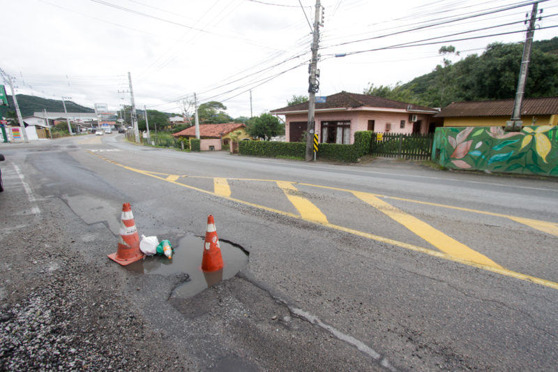 Pavimento da rodovia SC-406 ser&aacute; recuperado. Rodovia ganhar&aacute; cal&ccedil;adas e ciclovia – Foto: Leo Munhoz/ND