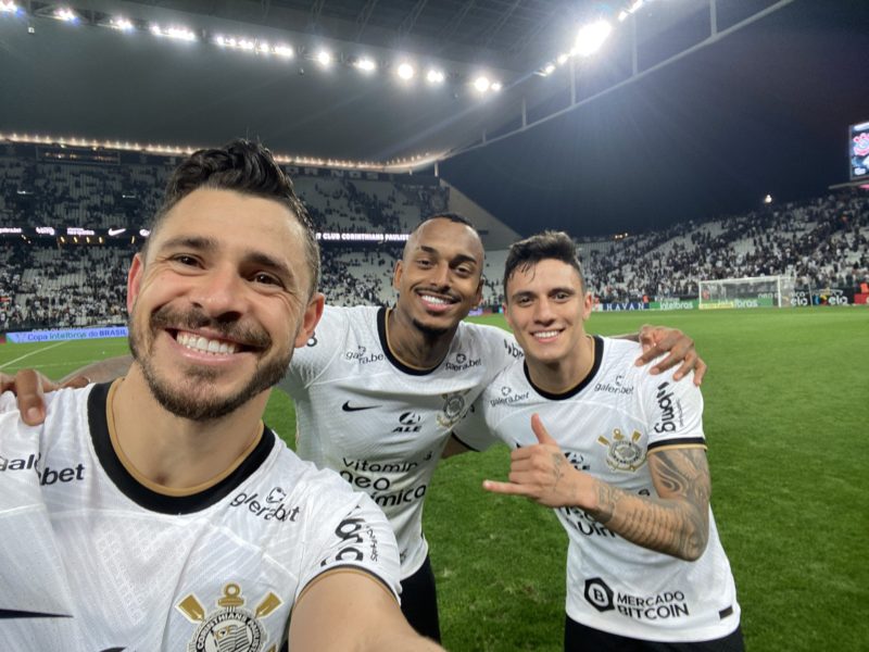 Giuliano, Raul Gustavo e Mantuan, artilheiros da noite, fizeram uma &#8220;selfie&#8221; ao final da partida &#8211; Foto: SCCP/Divulgação/ND
