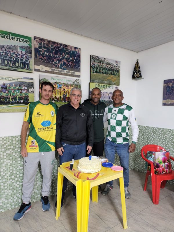 Rodrigo (zagueiro e gestor do Pradense B), Fábio Machado, Rodrigo Silva e o presidente Mi &#8211; Foto: Pradense/ND