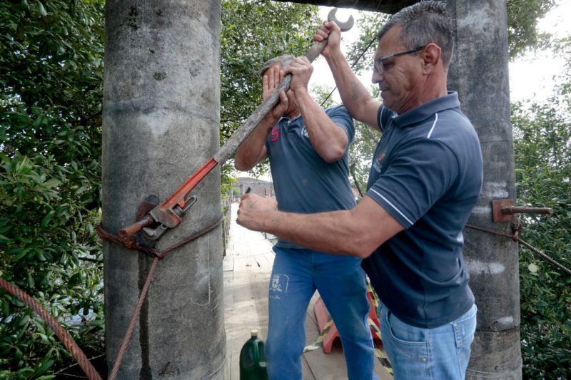 Ponte p&ecirc;nsil no bairro Comasa &eacute; interditada – Foto: Secom/Prefeitura de Joinville/Divulga&ccedil;&atilde;o ND