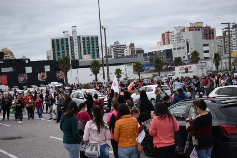 Os trabalhadores e trabalhadoras da prefeitura j&aacute; realizaram uma grande caminhada pelas ruas dos bairros Campinas, Kobrasol e Praia Comprida at&eacute; a C&acirc;mara de Vereadores, no s&eacute;timo dia da greve – Foto: Sintram-SJ/Divulga&ccedil;&atilde;o/ND