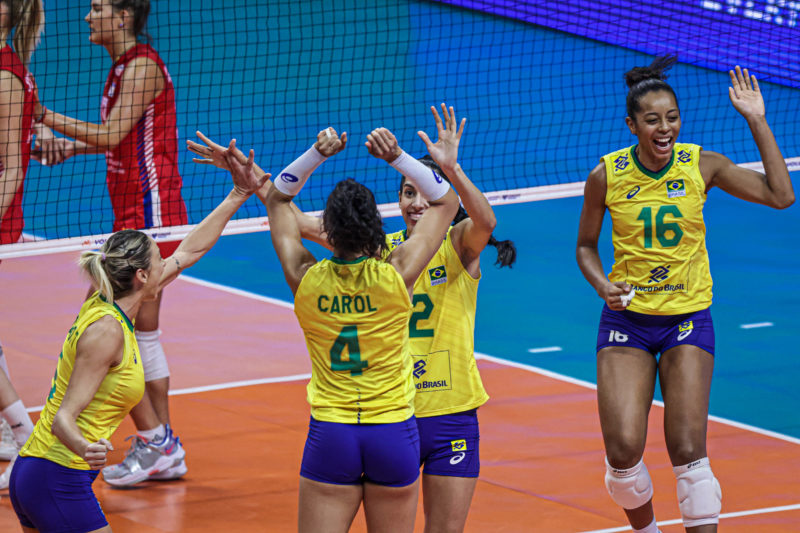 Seleção brasileira feminina de vôlei passa fácil pela Sérvia na Liga das  Nações