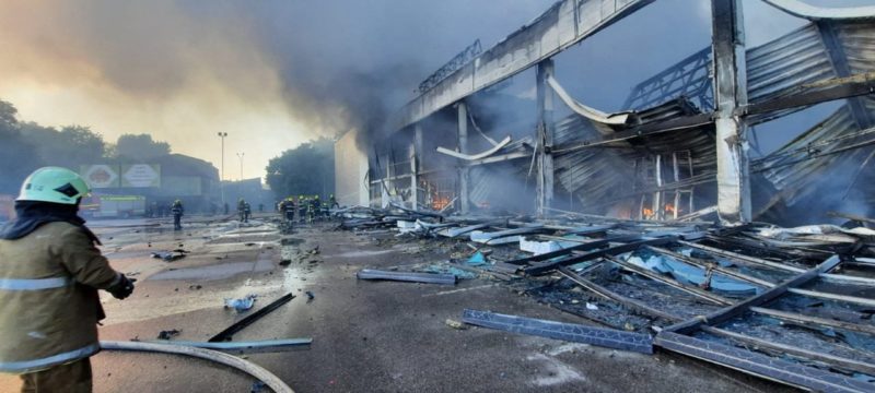 Míssil russo atinge shopping e deixa 10 mortos na Ucrânia &#8211; Foto: STR Ukraine Emergency Ministry Press Service/AFP